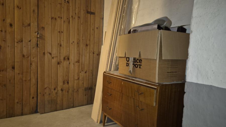 Vi städar utanför förråden i källaren och på vinden