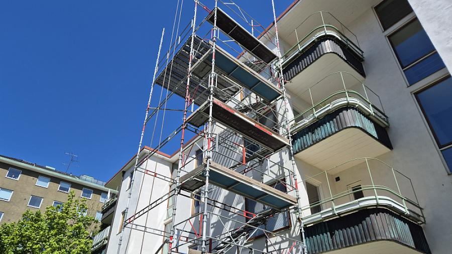 Ställning byggs för arbete med takterrassen
