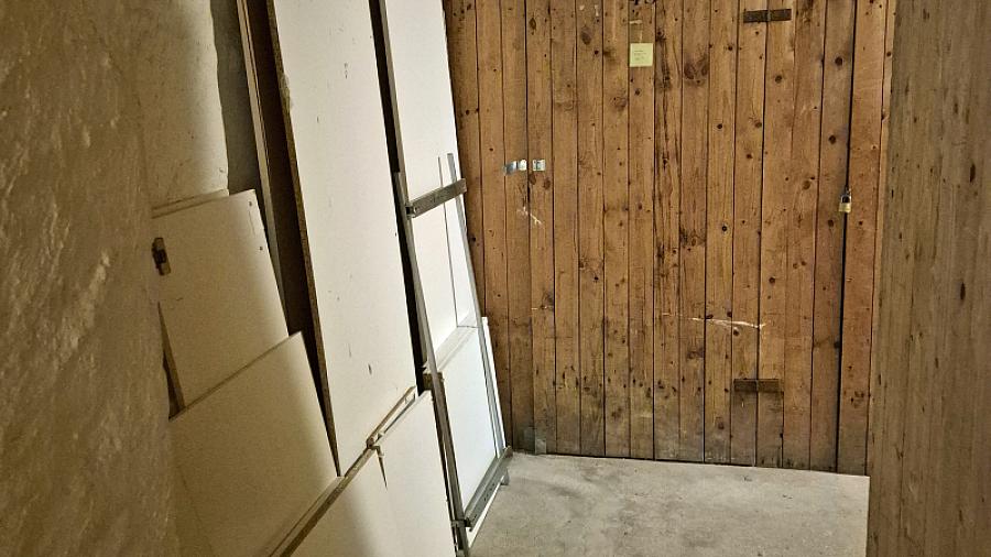 Ställ inte kasserade dörrar och skåpsluckor utanför förråden