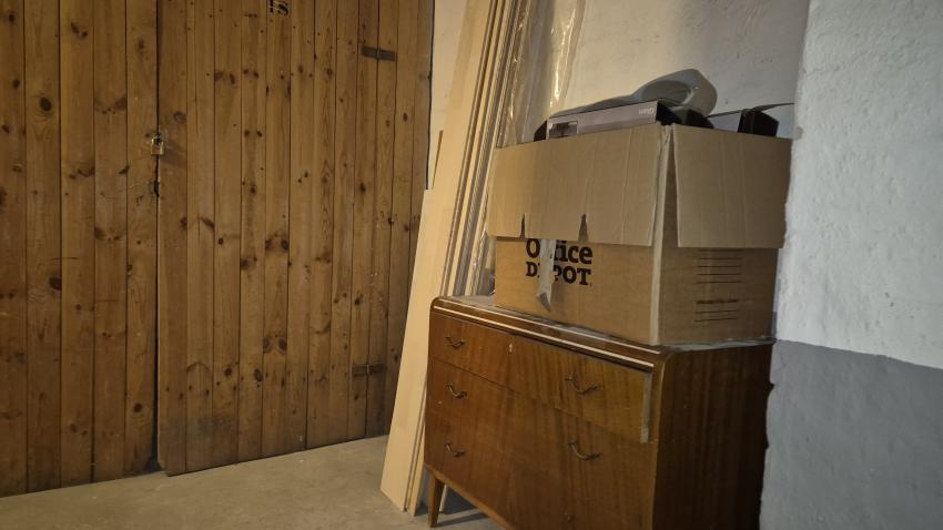 Vi städar utanför förråden i källaren och på vinden